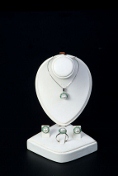 A set of pearl jewelry