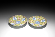 A PAIR OF YELLOW GROUND DOUCAI PLATES