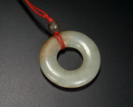 A WHITE JADE RING ORNAMENT