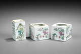  A SET OF THREE SMALL FAMILLE ROSE PORCELAIN WARES