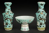A SET OF THREE FAMILLE ROSE PORCELAIN VASES AND BOWL