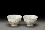 A PAIR OF FAMILLE-ROSE EIGHT IMMORTALS BOWLS
