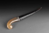 AN AGATE AND SILVER KNIFE WITH SHEATH