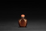 A BROWN GLASS SNUFF BOTTLE