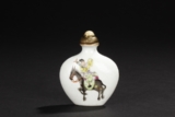 A FAMILLE ROSE GLASS SNUFF BOTTLE 