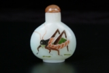 A MULTI-COLOR OVERLAY WHITE GLASS SNUFF BOTTLE
