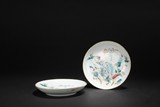 A PAIR OF FAMILLE-ROSE FLOWER PATTERN DISHES