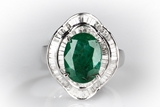 A 18K WHITE GOLD EMERALD RING