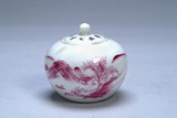 AN EXPORTED PORCELAIN TEA JAR WITH COVER
