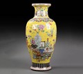 A MAGNIFICENT YELLOW GROUND FAMILLE ROSE VASE