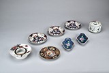 A SET OF EIGHT PORCELAIN DISHES AND VESSELS