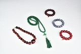 A SET OF FIVE BEADED BRACELETS AND NECKLACES 