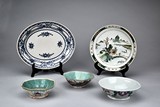 A SET OF 5 PORCELAIN BOWLS AND DISHES  