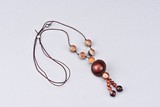 AN AGATE BEAD NECKLACE