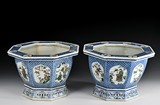 A PAIR OF BLUE AND WHITE AND FAMILLE ROSE DECORATED PLANTER