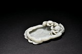 A WHITE JADE CARVED 'CRABS' BRUSH WASHER