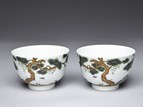 A PAIR OF FAMILLE ROSE 'CRANES UNDER PINE TREE' BOWLS