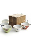 A GROUP OF FIVE FAMILLE ROSE BOWLS WITH WOOD BOX