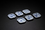 A SET OF SIX BLUE AND WHITE SMALL DISHES