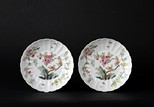 A PAIR OF FAMILLE ROSE CHRYSANTHEMUM DISHES