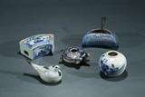 A SET OF FIVE BLUE AND WHITE CERAMIC OBJECTS