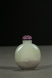 A WHITE AND GREY JADE SNUFF BOTTLE