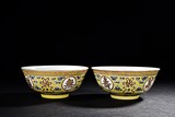 A PAIR OF FAMILLE ROSE YELLOW GROUND MEDALLION BOWLS