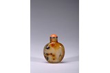AN AGATE CARVED 'CHICKEN' SNUFF BOTTLE