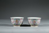 A PAIR OF FAMILLE ROSE ENAMELLED 'FLOWERS' BOWLS