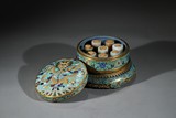 A GROUP OF EIGHT JADE ARCHER'S RINGS WITH CLOISONNE ENAMEL 'DRAGON' BOX 