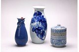 A GROUP OF THREE BLUE AND WHITE VASES